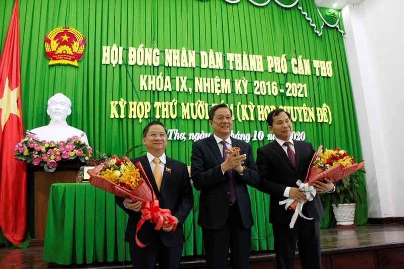 Chủ tịch HĐND TP. Cần Thơ Phạm Văn Hiểu (giữa) tặng hoa chúc mừng các ông Trần Việt Trường (trái) và Lê Quang Mạnh (phải). Ảnh: Kl992 Tham Gia Ngay TPHCM.