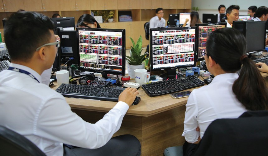 Không chờ đến khi các môi giới tư vấn thông tin, nhiều nhà Kl99ok phiên bản mới đã chủ động hỏi nên “vào mã nào” hay “mã nào còn triển vọng”. Ảnh: Lê Toàn