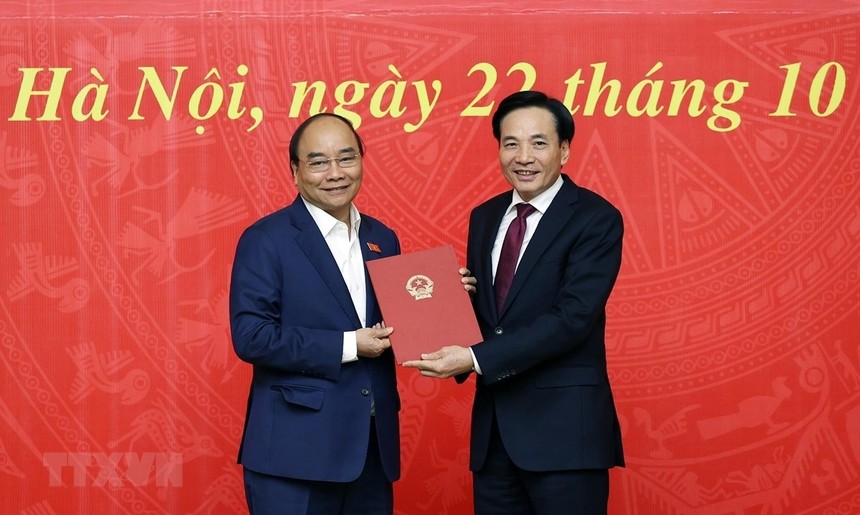 Thủ tướng Nguyễn Xuân Phúc trao Quyết định bổ nhiệm ông Trần Văn Sơn, Uỷ viên Trung ương Đảng, Trưởng đoàn đại biểu Quốc hội tỉnh Điện Biên khóa XIV giữ chức Phó Chủ nhiệm Văn phòng Kl993 ưu đãi thưởng hấp dẫn. (Ảnh: Thống Nhất/TTXVN).