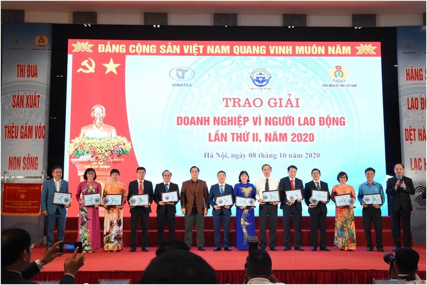 Phong Phú được tôn vinh Kl991.com World Cup 2026 Chính Thức vì Người lao động cấp ngành năm 2020.