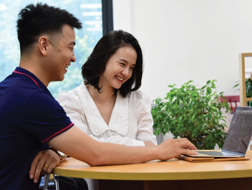 Không ít nhà Kl99ok phiên bản mới mới lãi cao và nạp thêm tiền vào tài khoản để giao dịch. Ảnh: Dũng Minh