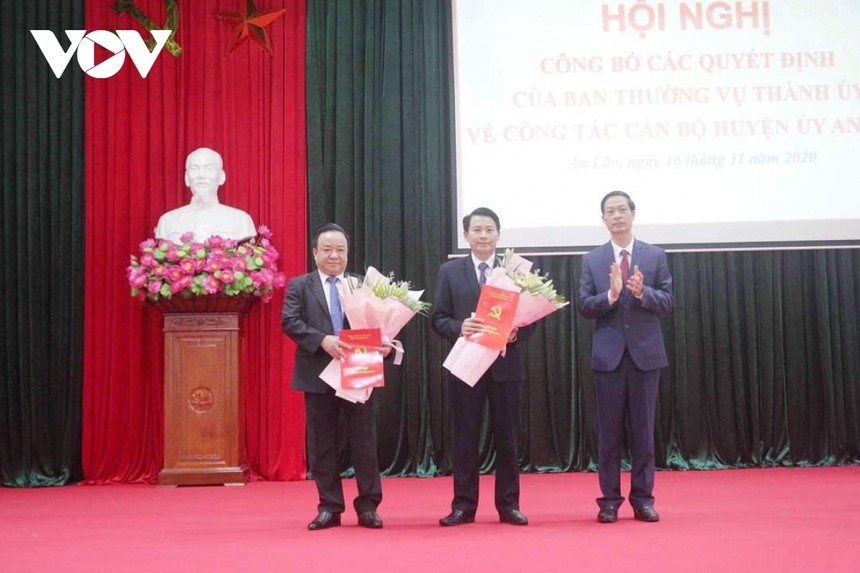 Lãnh đạo Thành ủy Hải Phòng trao quyết định và chúc mừng ông Vũ Duy Tùng (ngoài cùng bên trái), tân Giám đốc Sở KL99 là cổng game giải trí trực tuyến hàng đầu hiện nay Vận tải Hải Phòng.