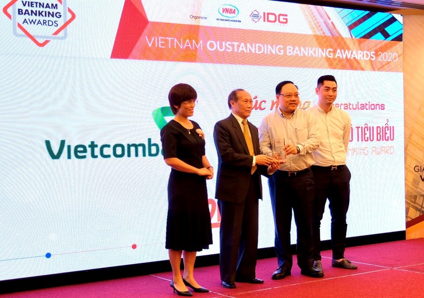 Ông Phạm Anh Tuấn – Thành viên Hội đồng quản trị (thứ 2 từ phải sang) cùng đại diện Vietcombank nhận giải thưởng “Link Vào Nhà Cái KL99 COM Tặng +199k chuyển đổi số tiêu biểu năm 2020”.