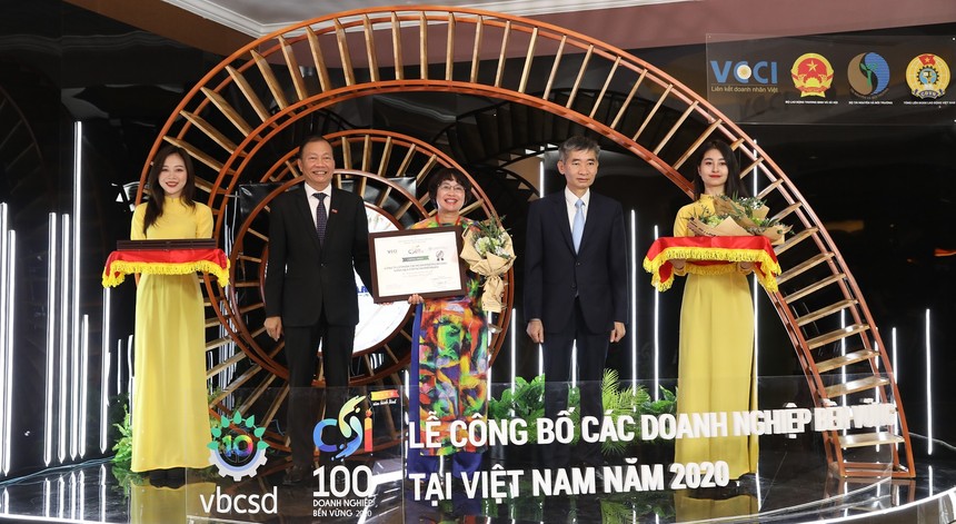 Bà Lê Thị Minh Thảo, PTGĐ Kl994 game bài casino hấp dẫn Phenikaa, nhận giải thưởng Top 100 DN phát triển bền vững 2020.