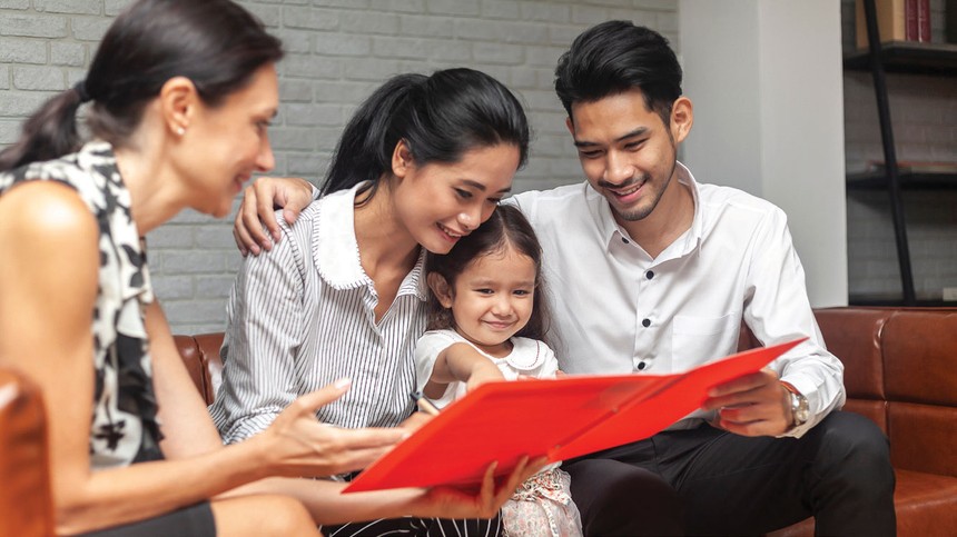 Hiếm có khách hàng nào đọc được hết và hiểu rõ hợp đồng Kl99kl phiên bản hoạt động nếu người tư vấn không am hiểu và tận tình hỗ trợ. Ảnh: Shutterstock.