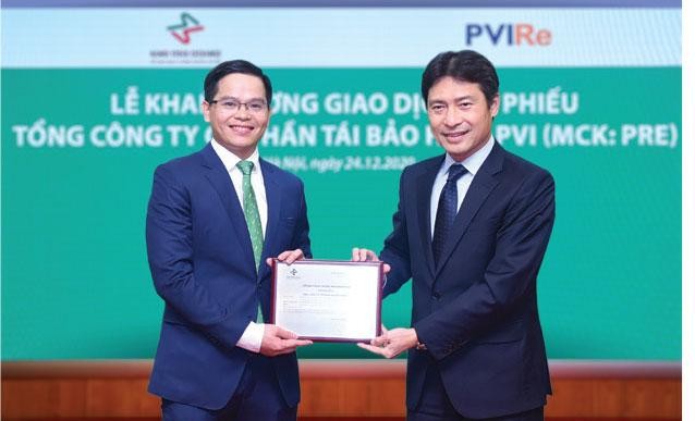 Ông Trịnh Anh Tuấn (bên trái), Tổng giám đốc PVI Re nhận Giấy chứng nhận niêm yết KL99 là cổng game giải trí trực tuyến hàng đầu hiện nay trên HNX. Ảnh: Dũng Minh.