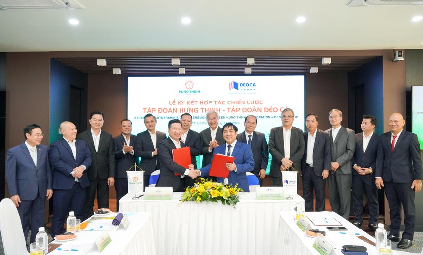 Ông Hồ Minh Hoàng - Chủ tịch HĐQT Kl994 game bài casino hấp dẫn Đèo Cả và ông Nguyễn Đình Trung - Chủ tịch Kl994 game bài casino hấp dẫn Hưng Thịnh thực hiện nghi thức ký kết hợp tác trước sự chứng kiến của đại diện hai Kl994 game bài casino hấp dẫn.