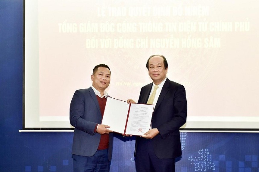 Bộ trưởng, Chủ nhiệm VPCP Mai Tiến Dũng trao Quyết định bổ nhiệm Tổng Giám đốc Cổng TTĐT Kl993 ưu đãi thưởng hấp dẫn cho ông Nguyễn Hồng Sâm. Ảnh: VGP/Nhật Bắc.