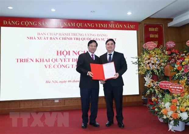 Ông Hà Ban, Ủy viên Trung ương Đảng, Phó Trưởng Ban Tổ chức Trung ương trao quyết định bổ nhiệm ông Phạm Minh Tuấn giữ chức Giám đốc kiêm Tổng Biên tập Nhà xuất bản Kl991.com tải ứng dụng quốc gia Sự thật. (Ảnh: Phương Hoa/TTXVN).