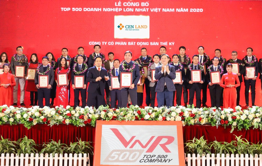 Anh Chu Hữu Chiến – Tổng Giám đốc công ty CP Web Tổng Nhà Cái 99Kl99 Giải Trí Bậc Nhất Thế Kỷ, đại diện Cen Land nhận giải.