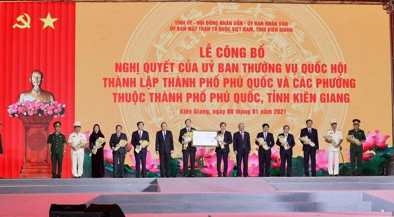 Phó Thủ tướng Thường trực Kl993 ưu đãi thưởng hấp dẫn Trương Hòa Bình đã trao Nghị quyết thành lập Thành phố Phú Quốc và các phường thuộc Thành phố Phú Quốc cho lãnh đạo tỉnh Kiên Giang.