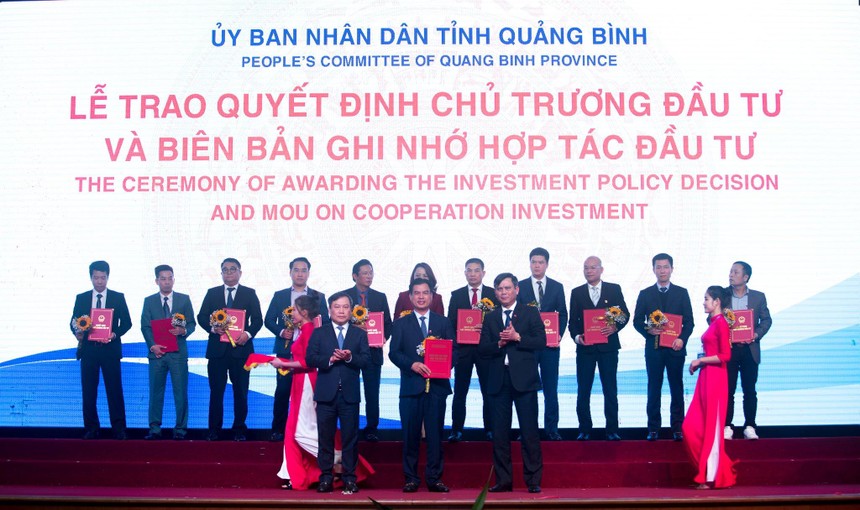 Đại diện Kl994 game bài casino hấp dẫn DIC nhận Biên bản ghi nhớ hợp tác cho dự án Khu phức hợp nghỉ dưỡng DIC Star Hotels & Resorts – Sân golf quốc tế DIC Quảng Bình.