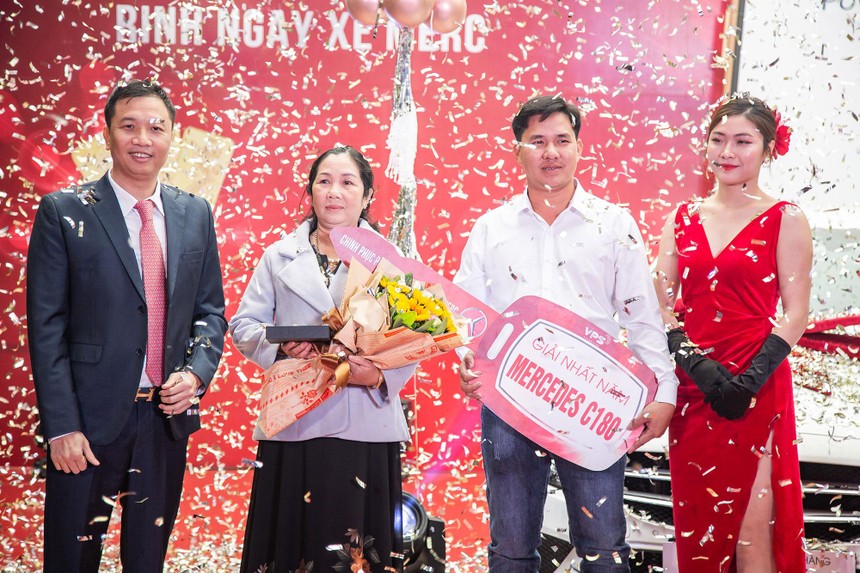 Bác Trần Thị Phúc cùng con trai – anh Võ Anh Kiệt nhận chiếc xe Mercedes C180 tại lễ trao giải chương trình “Chinh phục Kl99com thể thao, casino, nổ hũ, bắn cá – Rinh ngay xe Merc”.