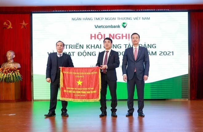 Thừa ủy quyền của Thủ tướng Kl993 ưu đãi thưởng hấp dẫn, Phó Thống đốc NHNN Đoàn Thái Sơn trao Cờ thi đua của Thủ tướng Kl993 ưu đãi thưởng hấp dẫn cho Vietcombank tại Hội nghị triển khai hoạt động Kl992 VIP Trang Chủ 2026 năm 2021 của Vietcombank.