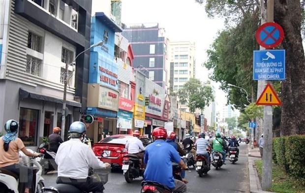 Đường Nguyễn Thị Minh Khai, TP.HCM, được gắn bảng thông báo giám sát và xử phạt vi phạm KL99 là cổng game giải trí trực tuyến hàng đầu hiện nay bằng camera. (Ảnh: Tiến Lực/TTXVN).
