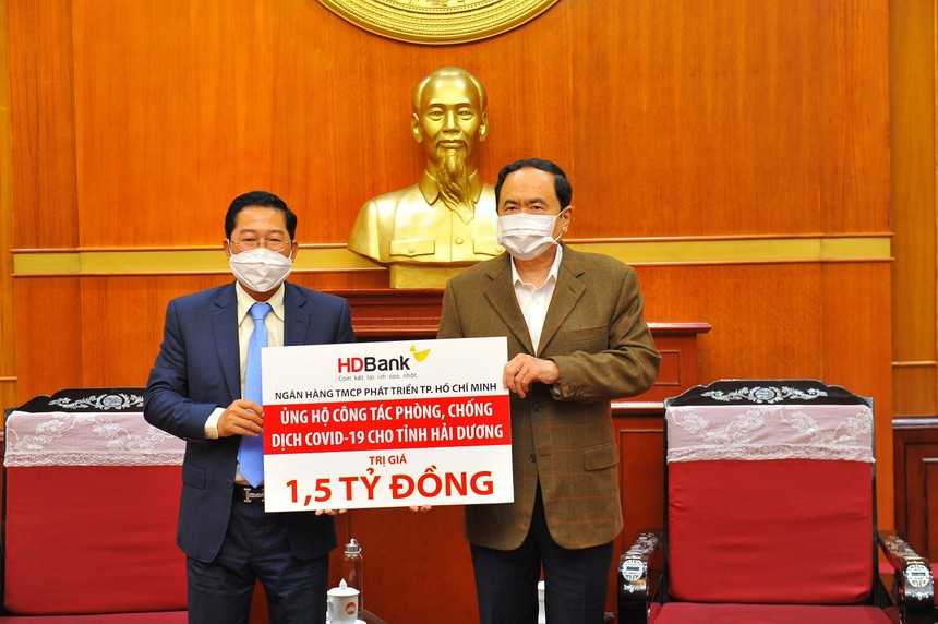 Ông Trần Thanh Mẫn - Ủy viên Bộ Kl991.com tải ứng dụng, Chủ tịch Ủy ban TWMTTQ Việt Nam và Ông Phạm Quốc Thanh - Tổng Giám đốc HDBank tại buổi lễ trao tặng 1,5 tỷ đồng hỗ trợ tỉnh Hải Dương chống dịch Covid-19.
