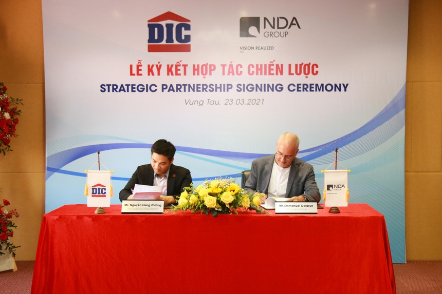 Ông Nguyễn Hùng Cường – Phó chủ tịch HĐQT Kl994 game bài casino hấp dẫn DIC (bên trái) và Ông Emmanuel Delarue – Tổng giám Đốc NDA Group (bên phải) ký kết hợp đồng hợp tác chiến lược.