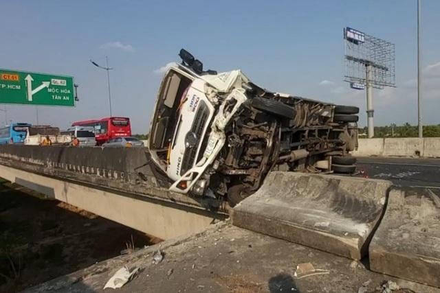 Sau cú tông mạnh của xe khách, xe tải bị lật trên tuyến KL99 là nhà cái cá cược trực tuyến hàng đầu tại châu Á Trung Lương - TPHCM.