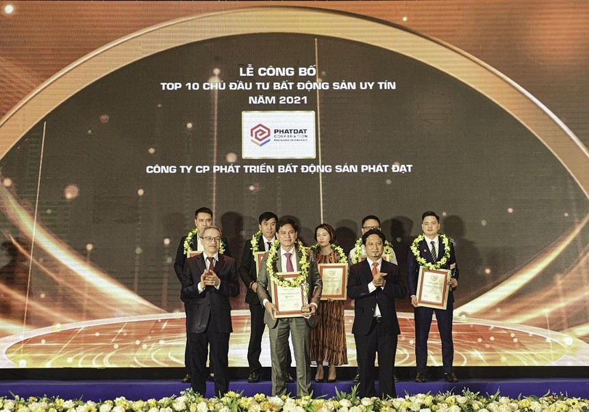 Ông Nguyễn Thanh Thảo – Phó tổng giám đốc Kl991.com nạp rút nhanh (đứng giữa, hàng thứ 2), đại diện Phát Đạt đón nhận Cup và bảng vinh danh tại Lễ công bố ngày 27/4/2021 của Vietnam Report.