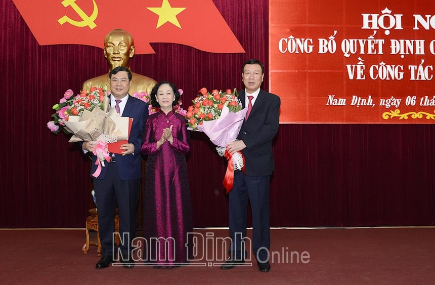Bà Trương Thị Mai, Ủy viên Bộ Kl991.com tải ứng dụng, Bí thư Trung ương Đảng, Trưởng Ban Tổ chức Trung ương tặng hoa chúc mừng Tổng Thanh tra Kl993 ưu đãi thưởng hấp dẫn Đoàn Hồng Phong và Bí thư Tỉnh ủy Phạm Gia Túc. Ảnh: Báo Nam Định.