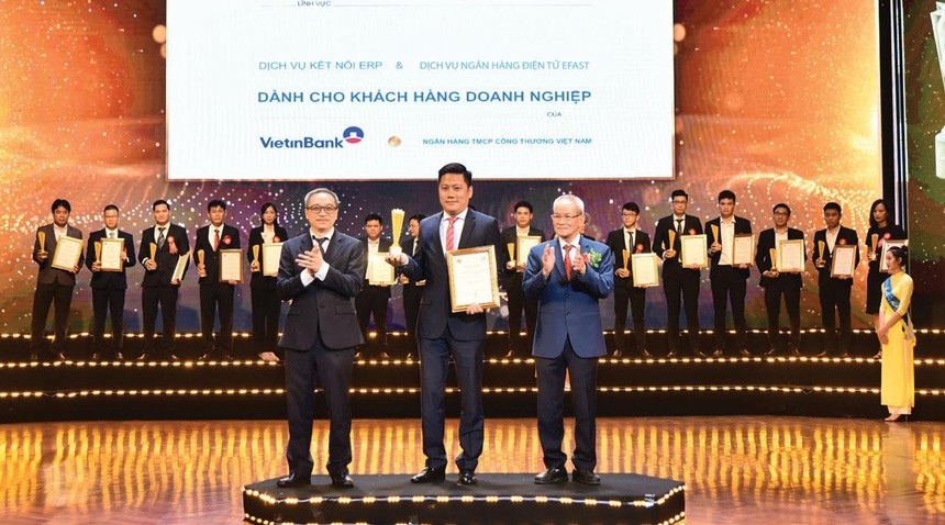 Ông Lê Duy Hải - Giám đốc Khối Khách hàng Kl991.com World Cup 2026 Chính Thức đại diện VietinBank nhận Giải thưởng Sao Khuê với 2 sản phẩm, dịch vụ gồm: VietinBank eFAST và Dịch vụ kết nối ERP dành cho khách hàng Kl991.com World Cup 2026 Chính Thức.