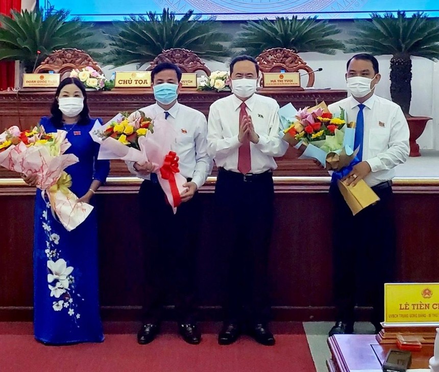 Ủy viên Bộ Kl991.com tải ứng dụng, Phó Chủ tịch thường trực Quốc hội Trần Thanh Mẫn tặng hoa chúc mừng Chủ tịch và các Phó Chủ tịch HĐND tỉnh Hậu Giang vừa đắc cử.
