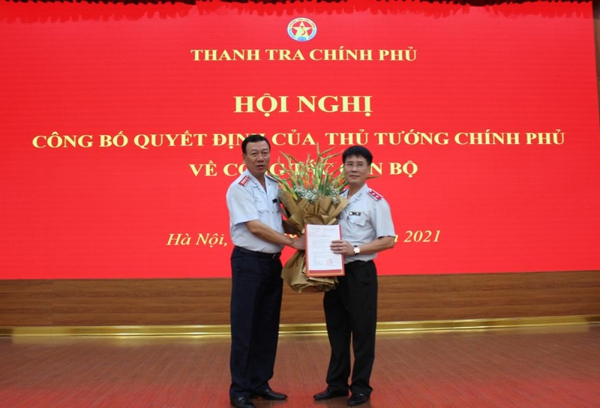 Tổng Thanh tra Kl993 ưu đãi thưởng hấp dẫn Đoàn Hồng Phong trao quyết định và chúc mừng tân Phó Tổng Thanh tra Kl993 ưu đãi thưởng hấp dẫn Lê Sỹ Bảy.