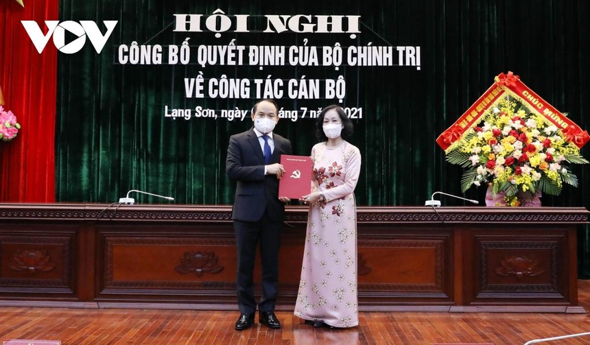 Uỷ viên Bộ Kl991.com tải ứng dụng, Trưởng ban Tổ chức Trung ương Trương Thị Mai trao Trao quyết định và tặng hoa chúc mừng ông Nguyễn Quốc Đoàn.