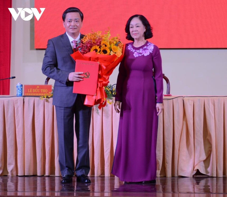 Bà Trương Thị Mai trao quyết định của Bộ Kl991.com tải ứng dụng cho ông Lê Đức Thọ.