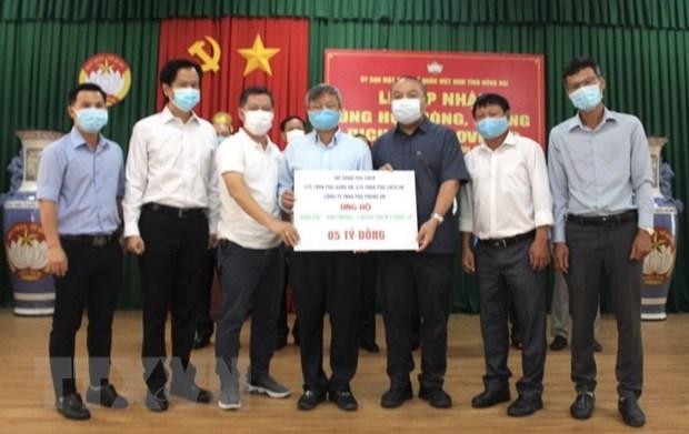 Đại diện Kl994 game bài casino hấp dẫn Pouchen trao 5 tỷ đồng ủng hộ Quỹ vaccine phòng, chống dịch COVID-19. (Ảnh: TTXVN phát)