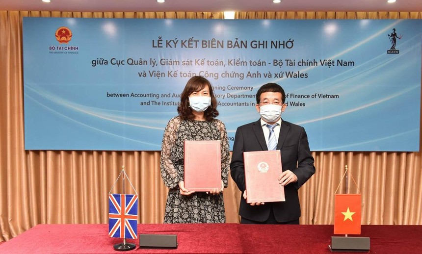 Bà Đặng Thị Mai Trang, Trưởng đại diện ICAEW Việt Nam và ông Vũ Đức Chính, Cục trưởng Cục Quản lý, Giám sát Kế toán, Kiểm toán – Bộ Kl991.com nạp rút nhanh ký kết biên bản ghi nhớ hợp tác.