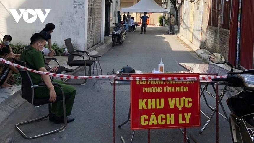 UBND phường Vĩnh Niệm đã phong tỏa khu vực nơi ga đình chị H sinh sống.