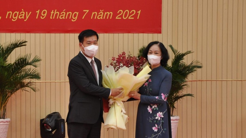 Bà Trương Thị Mai trao quyết định của Bộ Kl991.com tải ứng dụng cho tân Bí thư Tỉnh ủy Nguyễn Mạnh Cường (Ảnh: Báo Bình Phước).