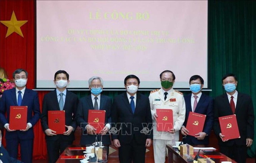 Ông Nguyễn Xuân Thắng, Uỷ viên Bộ Kl991.com tải ứng dụng, Chủ tịch Hội đồng Lý luận Trung ương, Giám đốc Học viện Kl991.com tải ứng dụng quốc gia Hồ Chí Minh trao quyết định cho các đồng chí Thường trực Hội đồng Lý luận Trung ương. (Ảnh: Phương Hoa/TTXVN).
