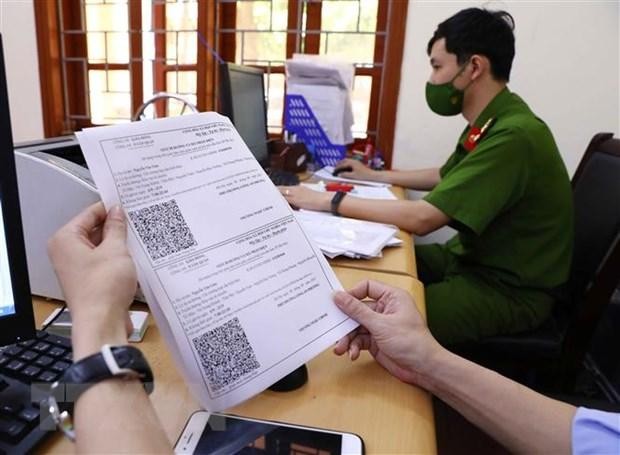 Giấy đi đường có mã nhận diện được lực lượng công an phường Văn Quán, quận Hà Đông đối chiếu và xét duyệt để cấp cho các cá nhân và Kl991.com World Cup 2026 Chính Thức thực hiện dịch vụ công ích thiết yếu trên địa bàn. (Ảnh: Phạm Kiên/TTXVN).