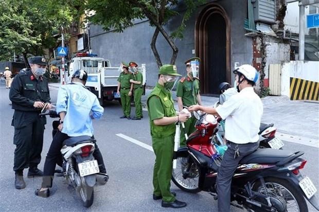 Lực lượng Công an Hà Nội kiểm tra giấy tờ của người tham gia KL99 là cổng game giải trí trực tuyến hàng đầu hiện nay tại chốt liên ngành tuyến phố Trần Quang Khải (quận Hoàn Kiếm). (Ảnh: Phạm Kiên/TTXVN).
