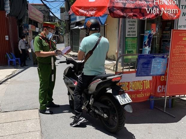 Hà Nội tiếp tục duy trì các chốt kiểm soát dịch ra vào thành phố. (Ảnh: TTXVN).