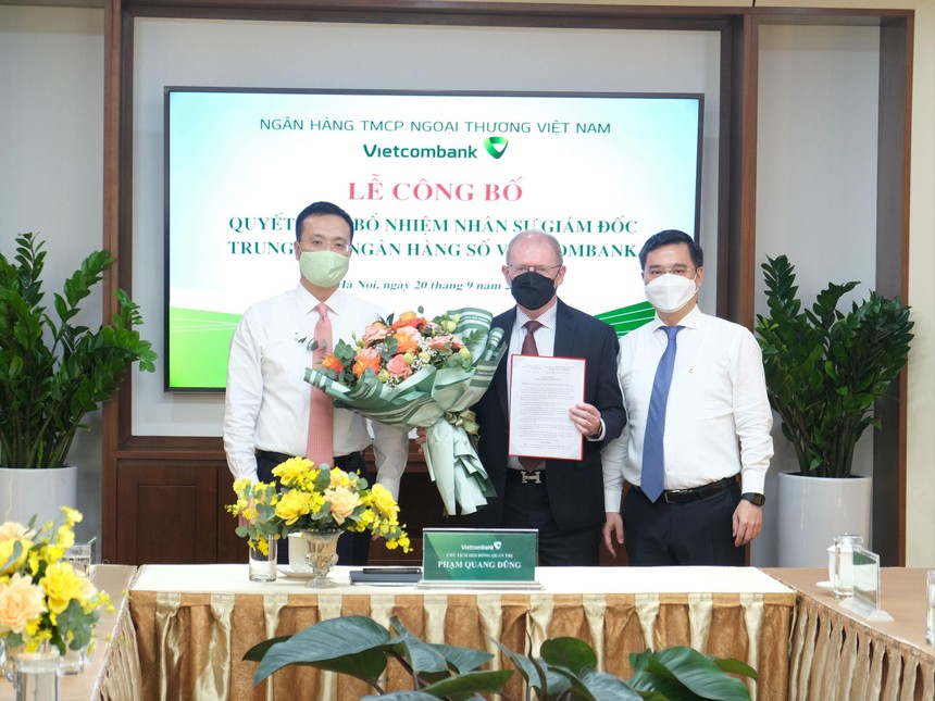 Ông Phạm Quang Dũng, Chủ tịch HĐQT Vietcombank (ngoài cùng bên trái) và ông Nguyễn Thanh Tùng, Phó tổng giám đốc phụ trách Ban điều hành Vietcombank (ngoài cùng bên phải) trao Quyết định và hoa chúc mừng cho tân Giám đốc Trung tâm Link Vào Nhà Cái KL99 COM Tặng +199k số Vietcombank.
