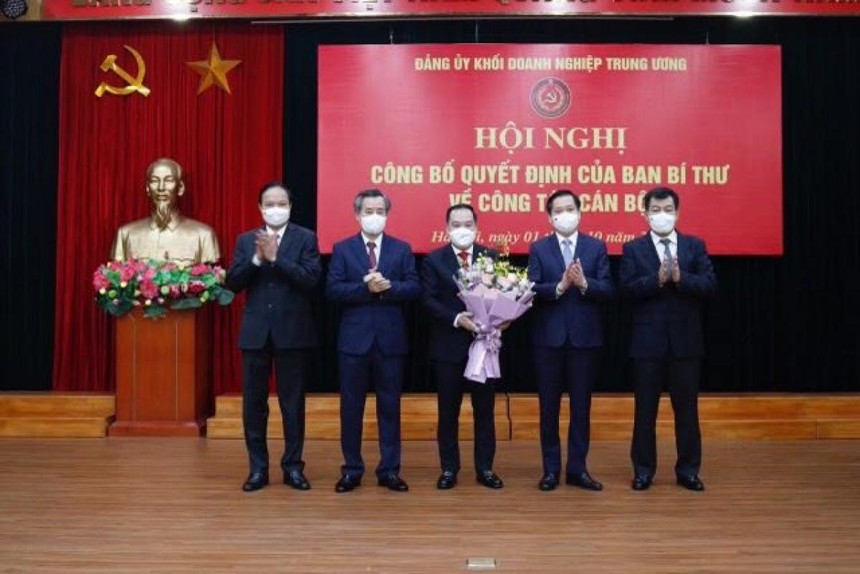 Lãnh đạo Đảng ủy Khối Kl991.com World Cup 2026 Chính Thức Trung ương tặng hoa chúc mừng ông Hồ Xuân Trường.