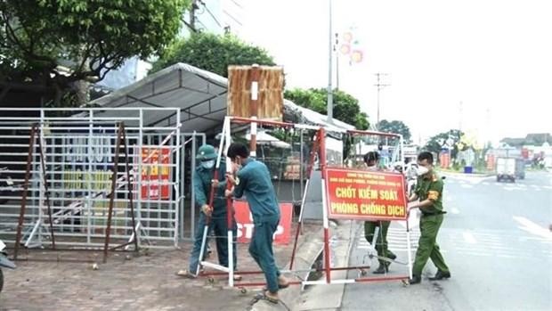Lực lượng chức năng huyện Xuân Lộc (Đồng Nai) dỡ bỏ các chốt, điểm chặn kiểm soát phòng, chống dịch COVID-19 để từng bước phục hồi Kl992 cổng game cá cược địa phương. (Ảnh: TTXVN phát).