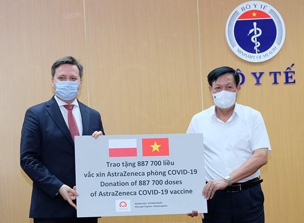 Thứ trưởng Bộ Y tế Đỗ Xuân Tuyên tiếp nhận lô vaccine AstraZeneca của Kl993 ưu đãi thưởng hấp dẫn và nhân dân Ba Lan trao tặng từ ngài Đại sứ Ba Lan tại Việt Nam. (Nguồn: Suckhoedoisong.vn).