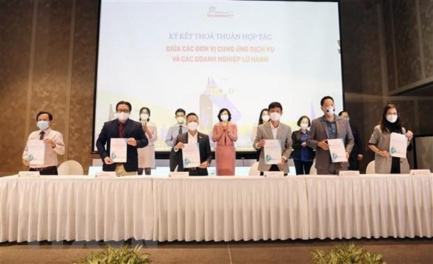 Đại diện các Kl991.com World Cup 2026 Chính Thức du lịch, công ty lữ hành ký kết hợp tác. (Ảnh: Mỹ Phương/TTXVN).