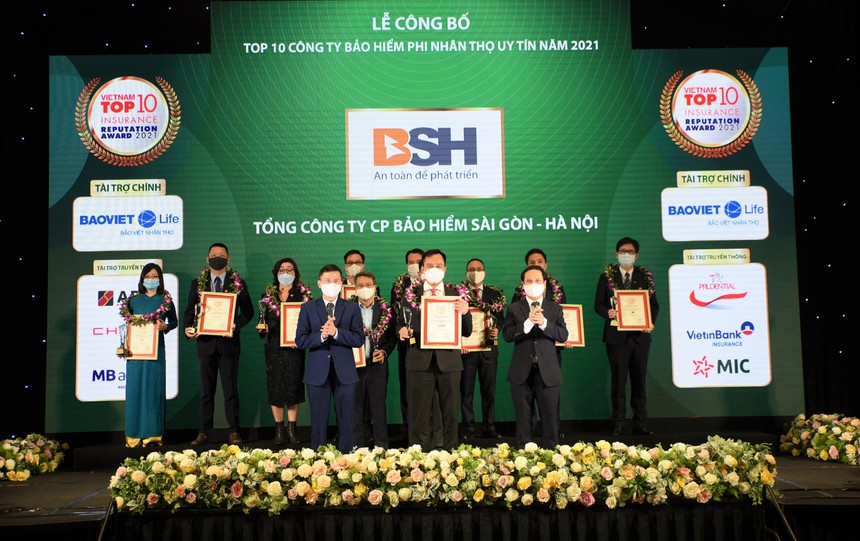 Ông Nguyễn Văn Trưởng – Phó TGĐ BSH (đứng giữa hàng đầu tiên) tham gia lễ công bố và vinh danh Top 10 thương hiệu Kl99kl phiên bản hoạt động uy tín 2021,