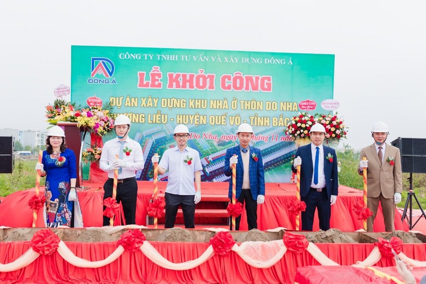 Đại diện chủ Kl99ok phiên bản mới và khách mời thực hiện nghi thức khởi công dự án