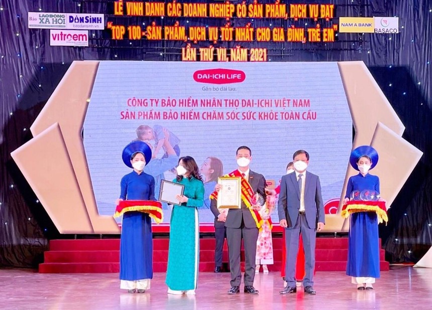Ông Ngô Việt Phương - Phó Tổng Giám đốc Kl992 VIP Trang Chủ 2026 Dai-ichi Việt Nam nhận giải thưởng "Top 100 - Sản phẩm, Dịch vụ tốt nhất cho Gia đình, Trẻ em" năm 2021.