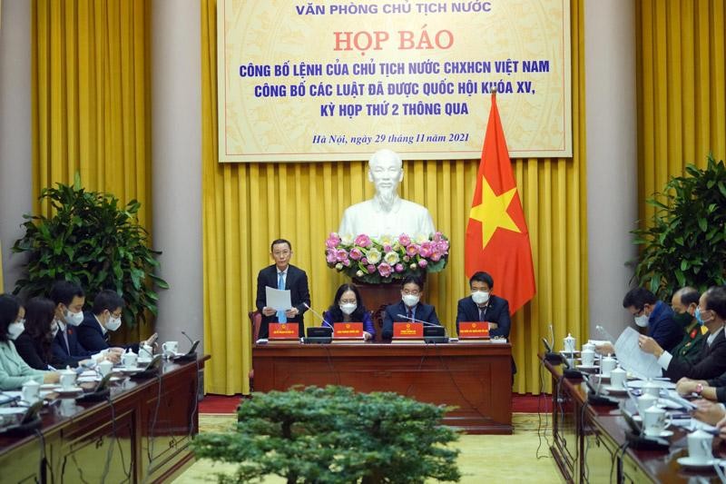 Thứ trưởng Bộ Kế hoạch và Kl99ok phiên bản mới Võ Thành Thống giới thiệu nội dung cơ bản của Luật (Ảnh VT).