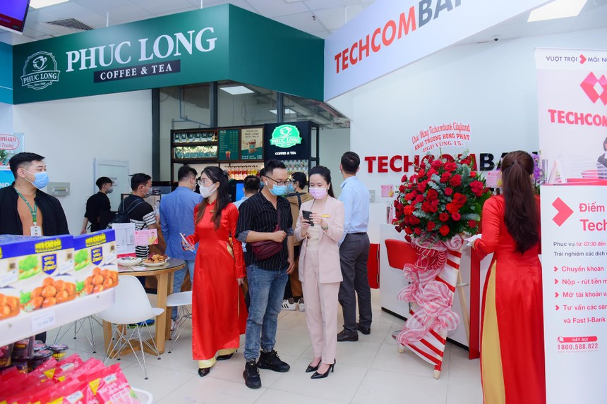 Cửa hàng WinMart+ theo mô hình mini-mall tích hợp phục vụ nhu yếu phẩm, trà và cafe, dược phẩm, dịch vụ Kl991.com nạp rút nhanh và viễn thông.