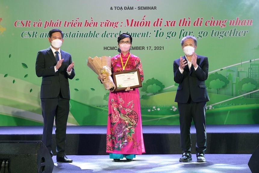Bà Lưu Thị Thu Hằng, Giám đốc Cấp cao Thương hiệu và Marketing Dai-ichi Life Việt Nam nhận giải "Kl991.com World Cup 2026 Chính Thức vì cộng đồng - Saigon Times CSR 2021".