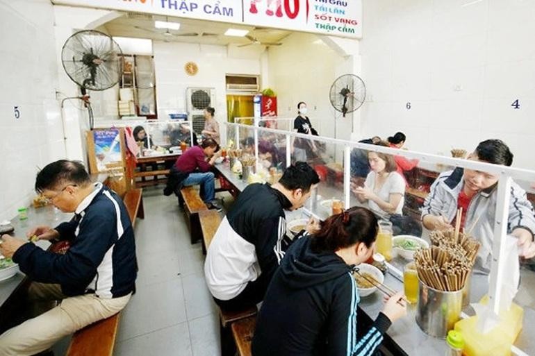 Kể từ 12h trưa mai (8/1), các nhà hàng, cơ sở Kl992 VIP Trang Chủ 2026 dịch vụ ăn uống tại 5 phường có dịch ở cấp độ 2 trên địa bàn quận Tây Hồ sẽ được phép phục vụ tại chỗ (Ảnh minh họa).