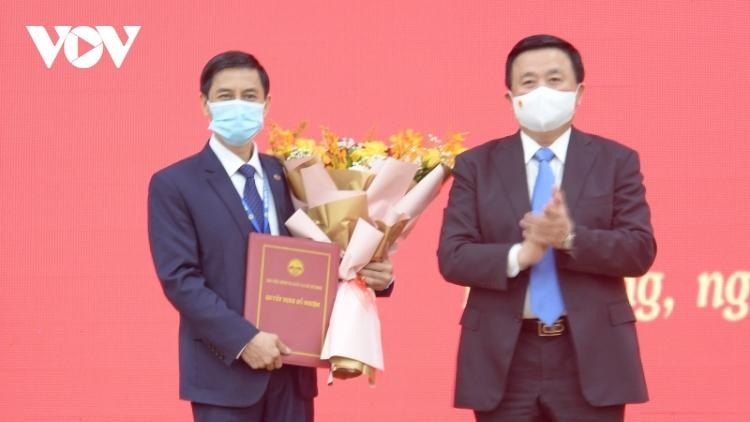 Ông Nguyễn Xuân Thắng, Ủy viên Bộ Kl991.com tải ứng dụng trao Quyết định, tặng hoa chúc mừng ông Đoàn Triệu Long.